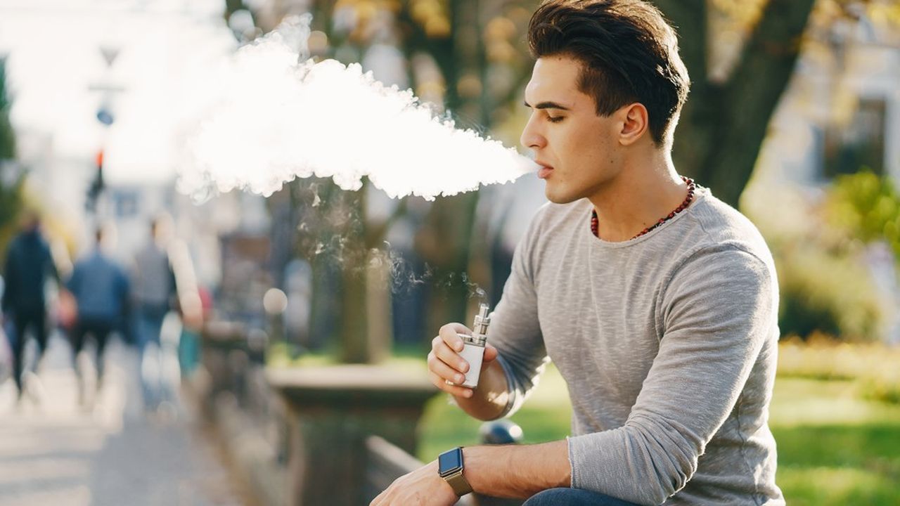 Plus d'un lycéen sur deux a déjà essayé une cigarette électronique en 2018, contre un sur trois en 2015.