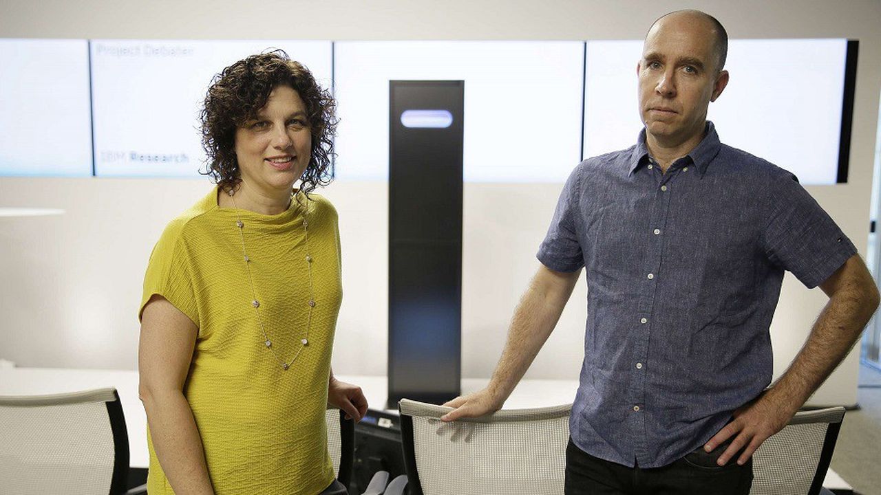 Ranit Aharonov, manager chez IBM, et Noam Slonim, ingénieur de la firme, lors du premier débat entre la Project Debater et des humains qui avait eu lieu à San Francisco en juin 2018.