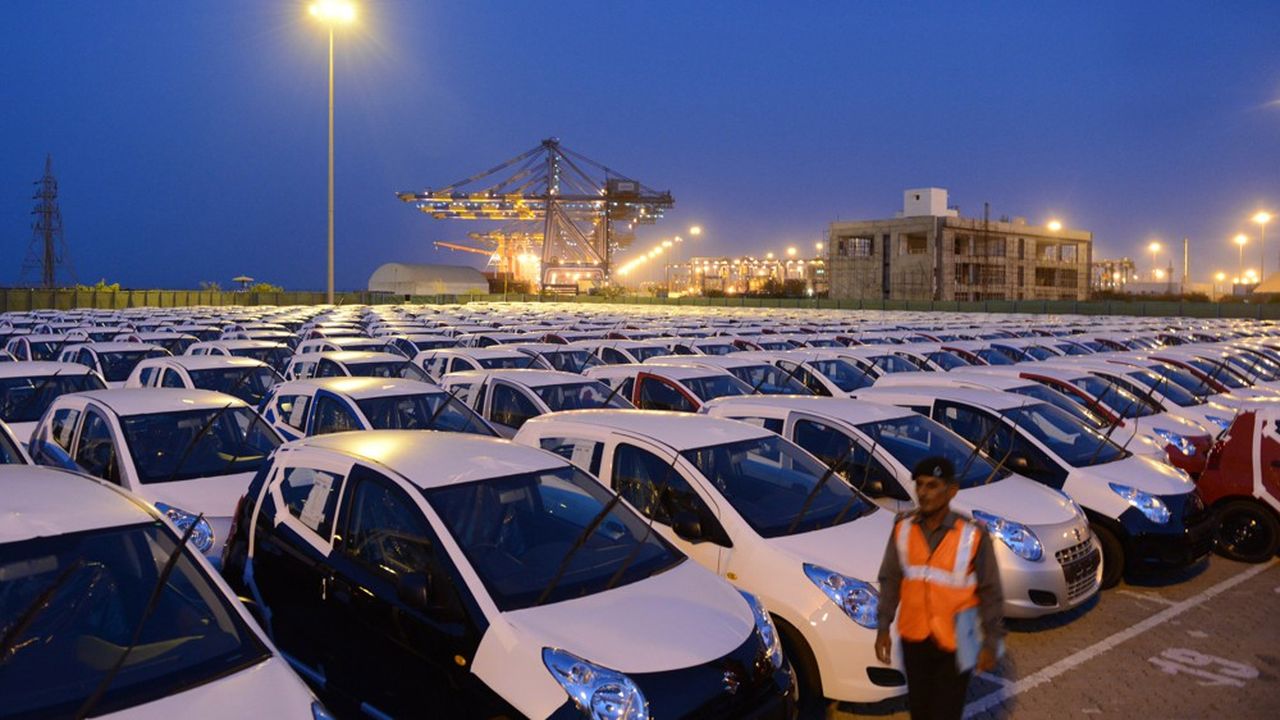 Des automobiles Maruti Suzuki sont entreposées dans la zone économique spéciale indienne de Mundra, dans le Gujarat, avant exportation. L'Inde, comme le Bangladesh, envisage la création de nouvelles zones spéciales.