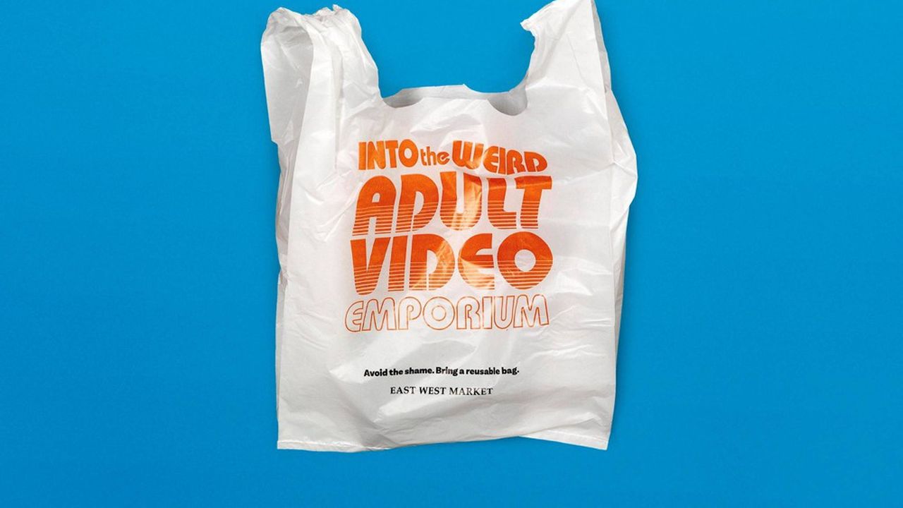 De fausses publicités comme « L'empire des vidéos bizarres pour adultes » (photo) s'affichent sur les sacs jetables du magasin. Et en petites lettres, cette recommandation : « évitez la honte, apportez un sac réutilisable ».