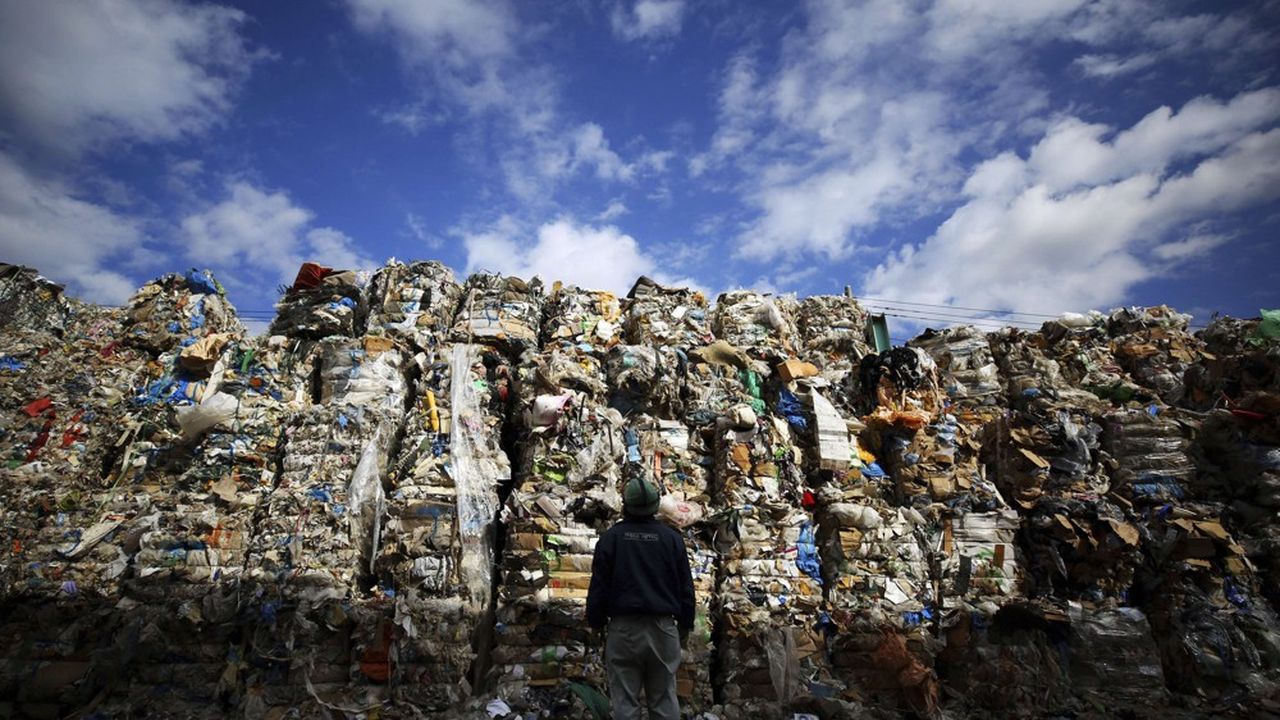 Les plastiques sont empilés dans une usine de traitement de déchets à Tokyo.
