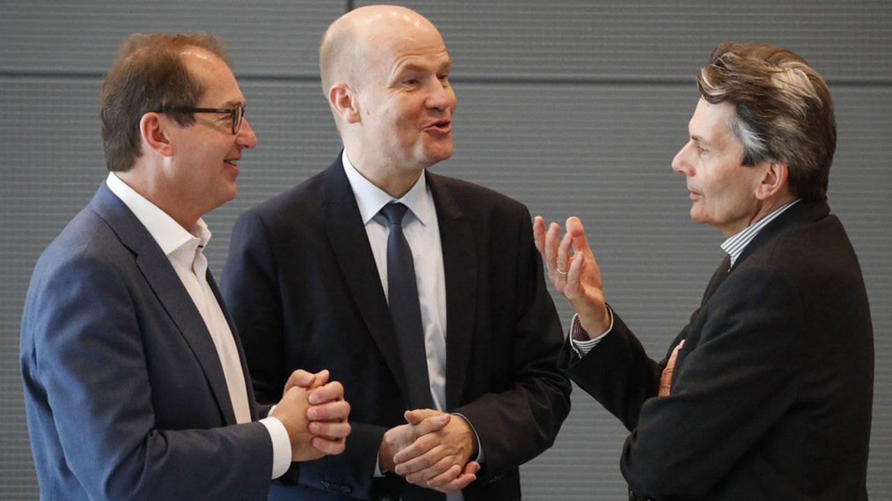 Face au risque politique que représenterait une rupture de leur coalition, les trois présidents des groupes parlementaires, Alexandre Dobrindt (à g.) pour la CSU, Ralph Brinkhaus pour la CDU (au centre) et Rolf Mützenich pour le SPD (à d.), ont réaffirmé vendredi leur volonté de travailler ensemble.
