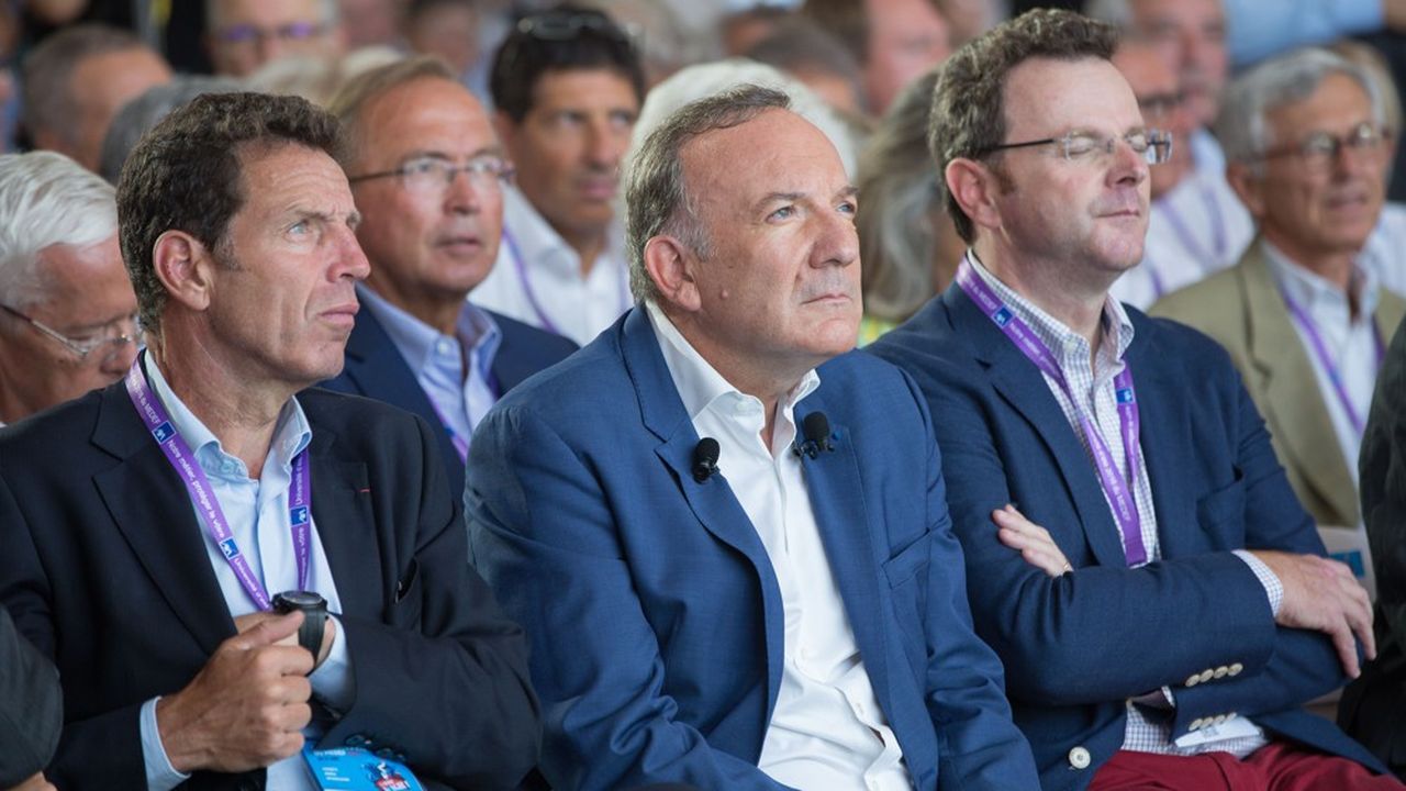 Pierre Gattaz (au centre), l'ancien président du Medef, tout comme Geoffroy Roux de Bézieux (à gauche), son successeur, se sont toujours opposés à la réforme du bonus-malus promise par Emmanuel Macron durant la campagne présidentielle.