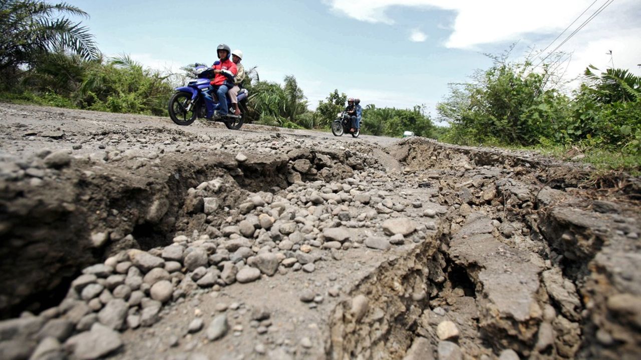 Un séisme a endommagé une route dans l'île de Sumatra en Indonésie. Les catastrophes naturelles affectent les infrastructures des pays qui devraient être renforcées estime la Banque mondiale.