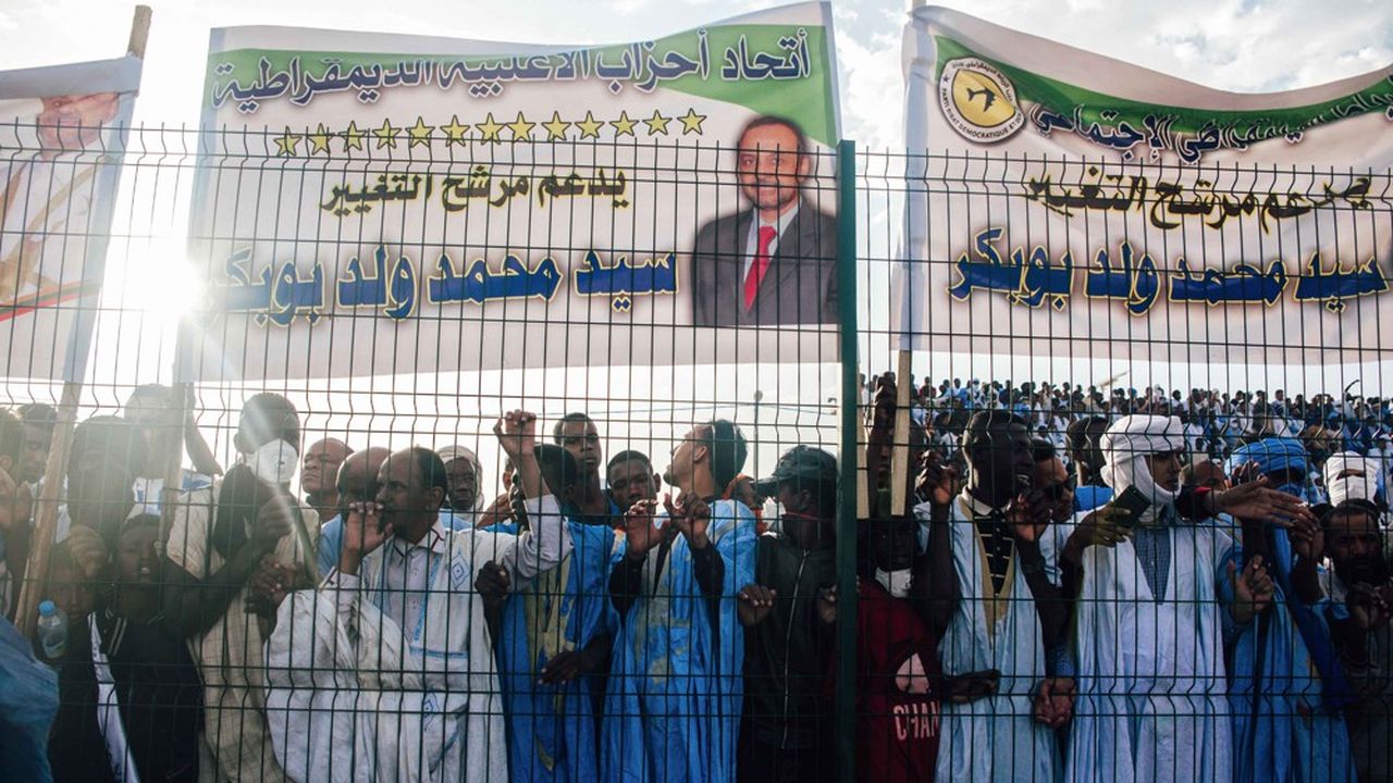 Les supporters de Mohamed Ould Boubacar, candidat à la présidentielle pour un parti islamiste d'opposition, se pressent dans le stade où il devait prendre la parole en clôture de la campagne électorale.