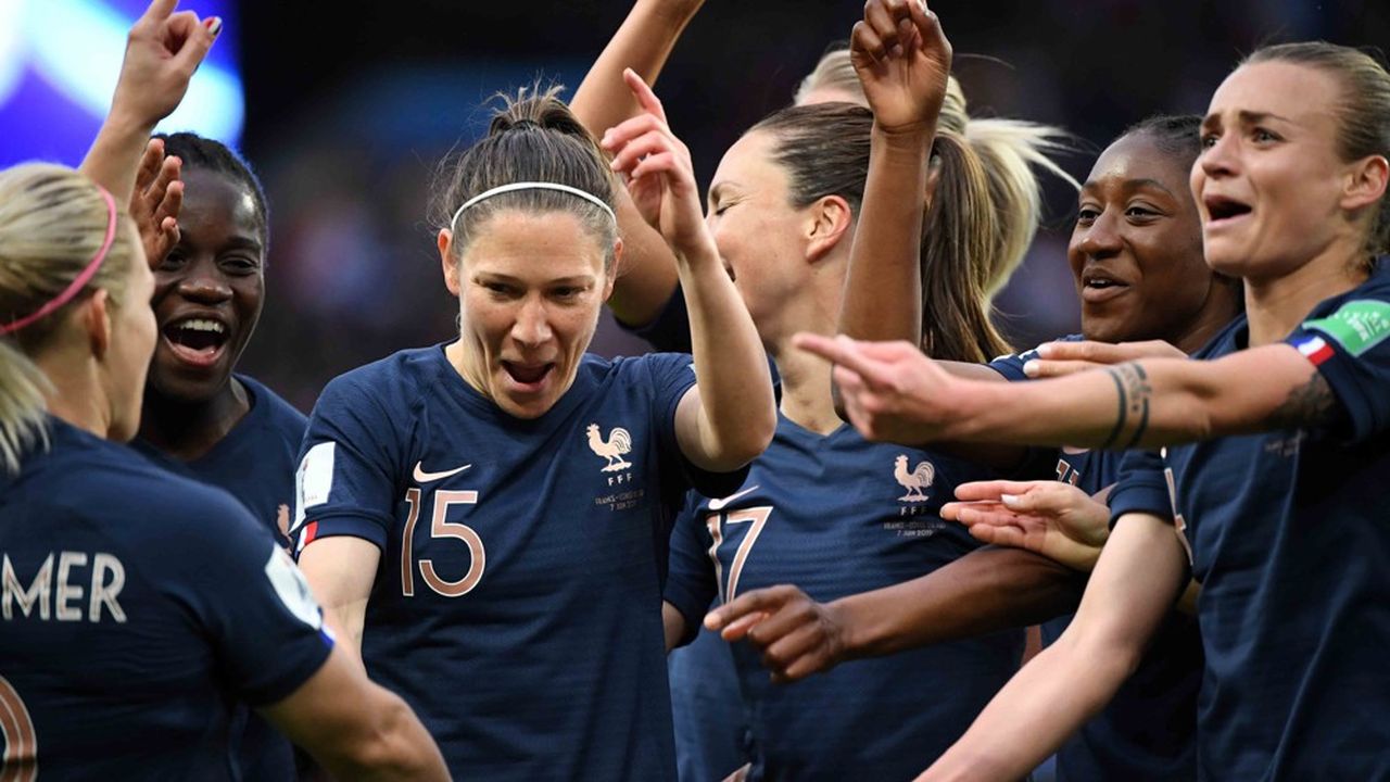 Pour la première fois lors de cette Coupe du monde, Nike a conçu des tenues spécifiquement féminines pour la France et les 13 autres pays que le groupe équipe.