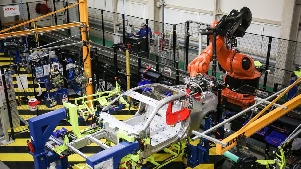 Robot de soudure Kuka dans une usine automobile.