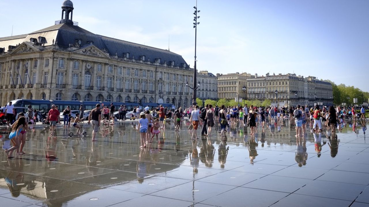 Avec les premiers jours de forte chaleur, le Miroir d'Eau de la place de la Bourse, à Bordeaux, est déjà très fréquenté par un public avide de fraîcheur.