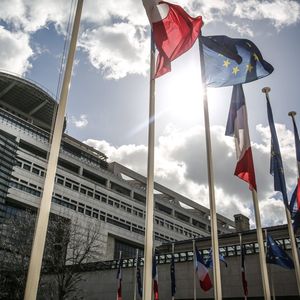 Après le report de la baisse d'IS pour les grands groupes en 2019, Bercy planche sur une nouvelle trajectoire compatible avec les objectifs de déficit transmis à la Commission européenne en avril.