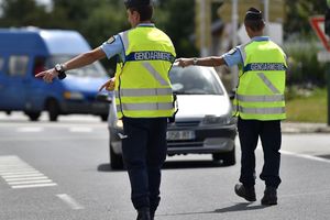 Gendarmes effectuant un contrôle routier