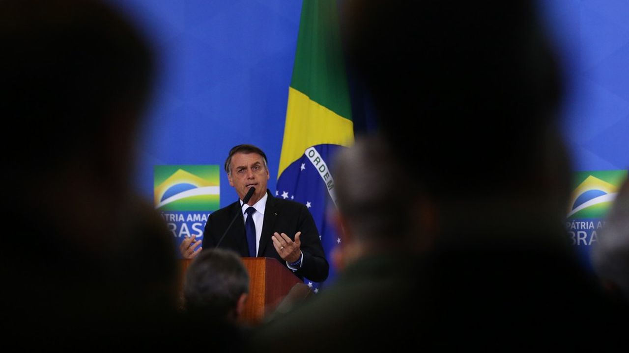 La cote de popularité de Jair Bolsonaro a chuté de moitié depuis que le président brésilien a pris ses fonctions au début de l'année.