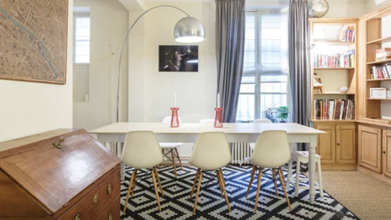 Idéalement situé dans le 7e arrondissement de Paris, l’appartement offre une superficie de 67 m2 sur deux étages.
