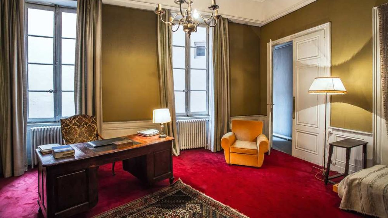 L’appartement offre de beaux volumes, moulures et parquets, sur une superficie de 331 m2.