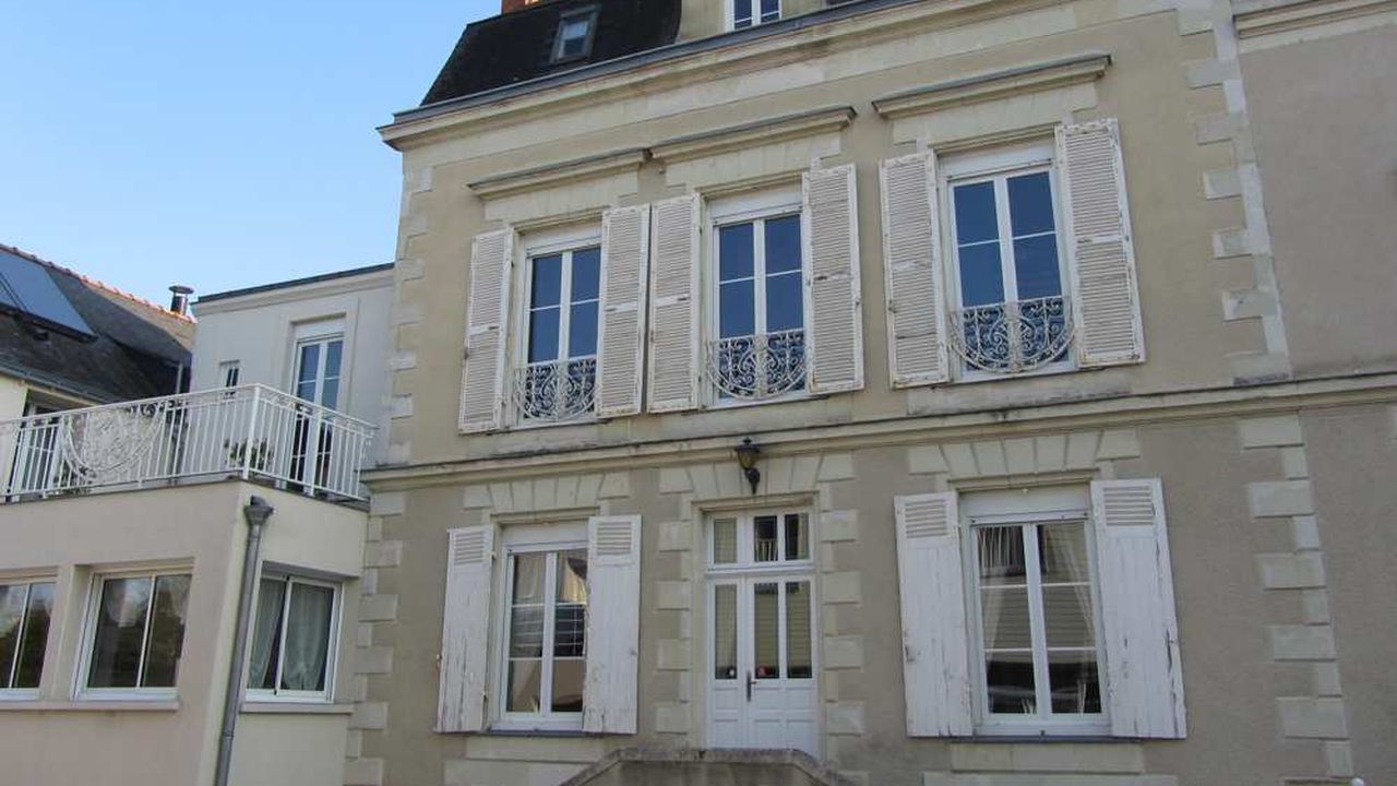 Située près du centre-ville d’Angers, cette grande maison bourgeoise de deux étages offre de vastes espaces sur 350 m2.