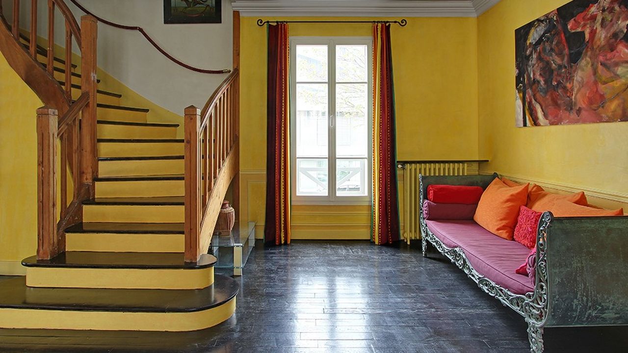 La maison est répartie sur quatre niveaux desservis par un escalier en bois.