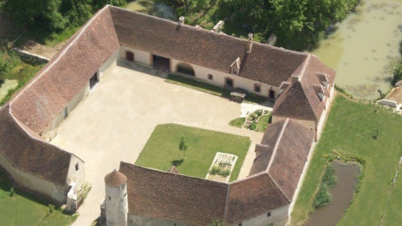 1.080. 000 euros : le prix de cette ferme fortifiée du XVIe siècle, 279 m2 habitables, 450 m2 de dépendances et 3,8 hectares (agence Patrice Besse).