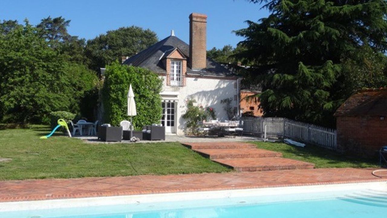 A Sully-sur-Loire, 3 bâtiments dont 250 m2 d’habitation, une cour carrée, une piscine, 110 hectares, 3 étangs, et des dépendances sont à vendre 1.300.000 euros. (Sotheby’s). Photo DR