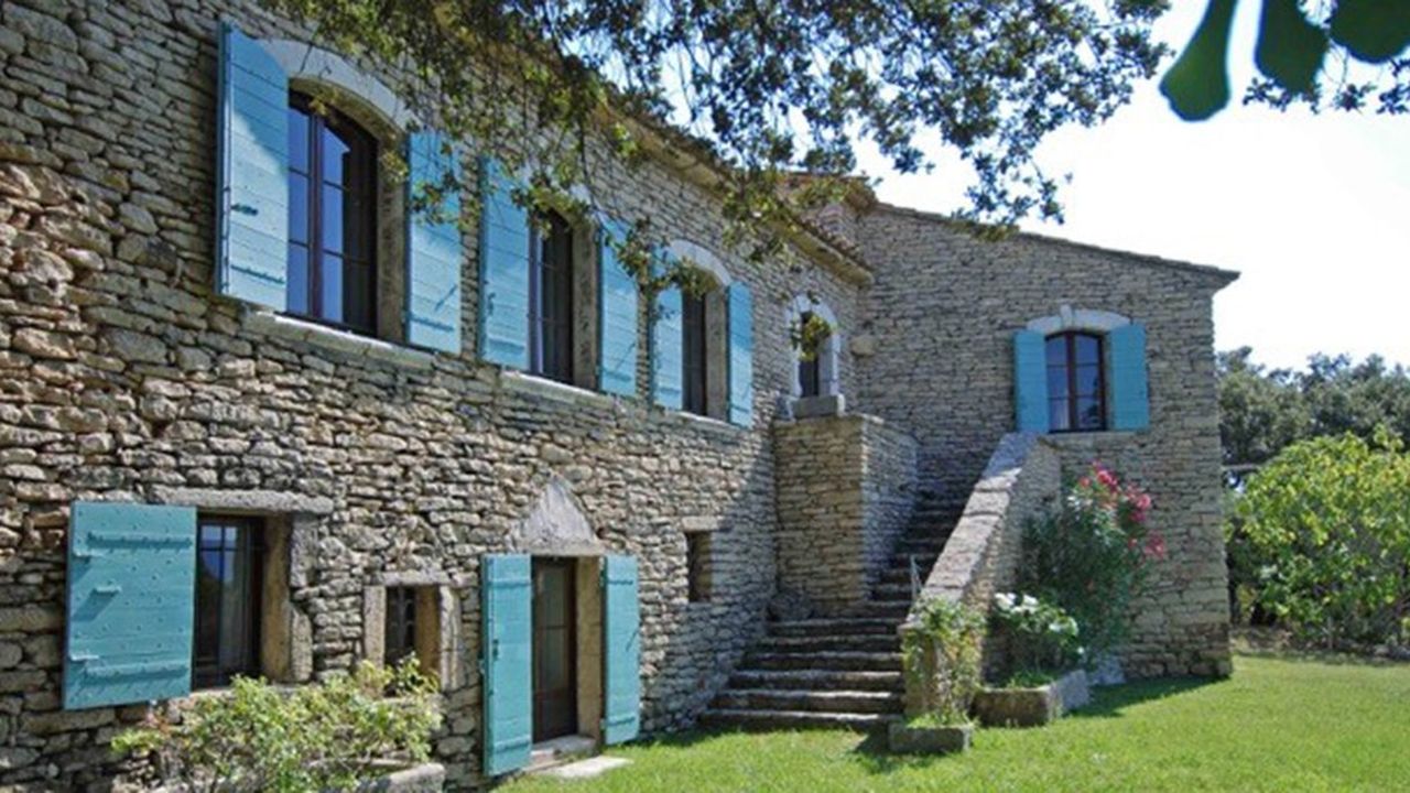 Ce mas en pierre entre Ménerbes et Gordes d’environ 400 m² habitables sur 9 ha de garrigue, bois et oliviers a été vendu à des acheteurs belges à 1.900.000 euros (agence Emile Garcin). Photo DR.