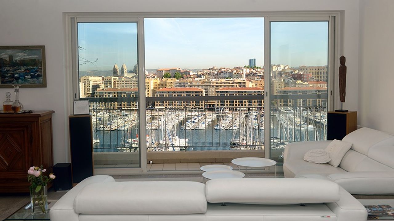 Marseille 7e arrondissement. Avec vue panoramique sur le port et Notre-Dame-de-la-Garde, cet appartement contemporain de 146 m2 avec 3 chambres et 120 m2 de terrasse s’est adjugé 1.250.000 euros.