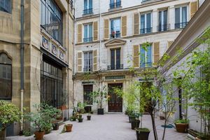 Paris (9e arrondissement. A deux pas de l'avenue Trudaine au 3e étage d'un immeuble de 1850, un 6-pièces de 193 m2 occupé par un homme de 89 ans est à vendre. La valeur vénale est de 2.250.000 € et la valeur occupée de 1.650.000 €. Le bouquet s'élève à 1.250.000 € plus 3.000 € de rente.