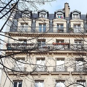 Paris (20e) : quartier du Père Lachaise,  un appartement de 89 m2 a été vendu par une femme seule de 69 ans, ancienne commerçante et sans enfants. Valeur du bouquet : 110.000 euros. Rente viagère : 1.400 euros par mois. Valeur du bien en pleine propriété : 775.000 euros