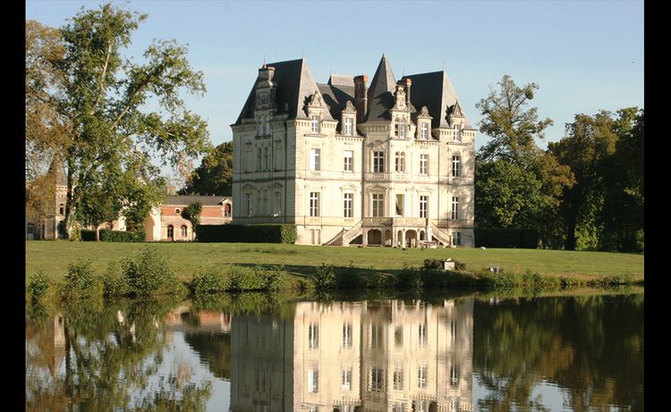 2,3 millions d'euros. Château 19e et son orangerie dans la Sarthe