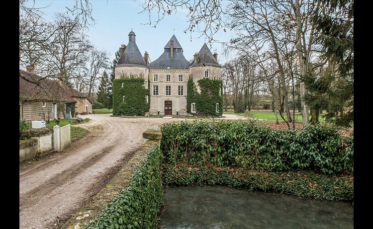 1.272.000 euros. Château dans le Val-de-Loire