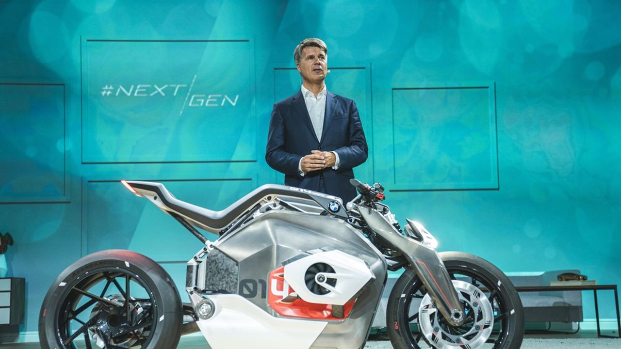 Harald Krüger, le patron de BMW, a avancé à 2023 la promesse de proposer 25 modèles électrifiés dans la gamme du constructeur.