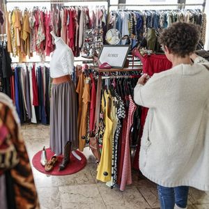 Seconde main comme dans cette boutique de Bordeaux, recyclage ou dons, prolonger la durée de vie des vêtements est un des moyens pour limiter l'impact des invendus du secteur sur l'environnement.