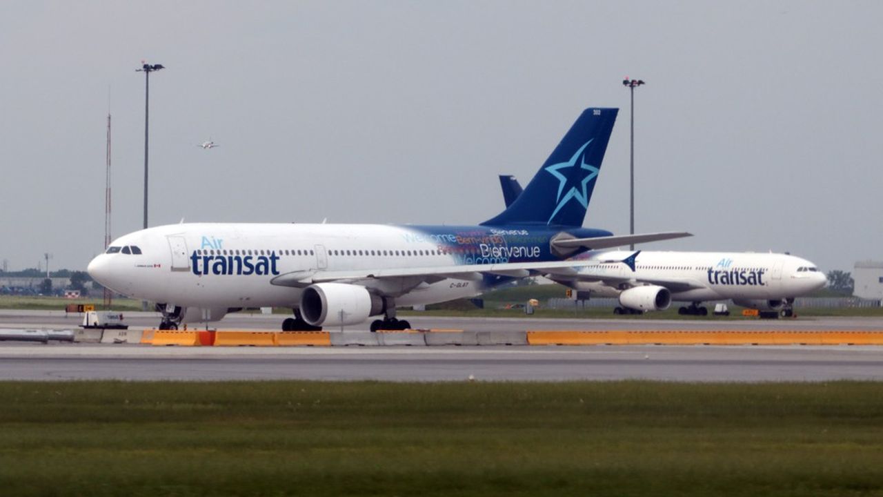 Un appareil d'Air Transat sur l'aéroport Pierre Elliott Trudeau à Montréal