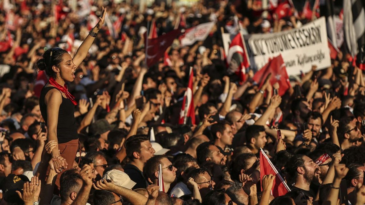 Quatre jours après son éclatante victoire électorale, l'opposant au régime, Ekrem Imamoglu, a pris ses fonctions de maire d'Istanbul, jeudi 27 juin, encouragé par une immense foule de partisans.