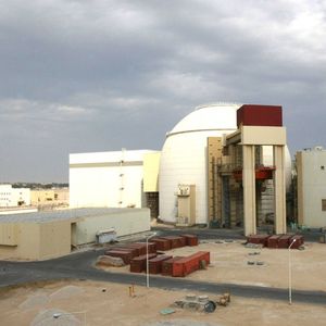 La première centrale nucléaire iranienne, à Boucheher, à 1.200 km de Téhéran, fait partie d'un complexe comptant des dizaines de sites, dont certains soupçonnés de produire des précurseurs de bombes atomiques.