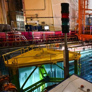 Le réacteur numéro un de la centrale nucléaire de Tricastin (Drôme) a démarré il y a tout juste un mois la quatrième visite décennale qui doit lui permettre de prolonger son exploitation dix années supplémentaires.