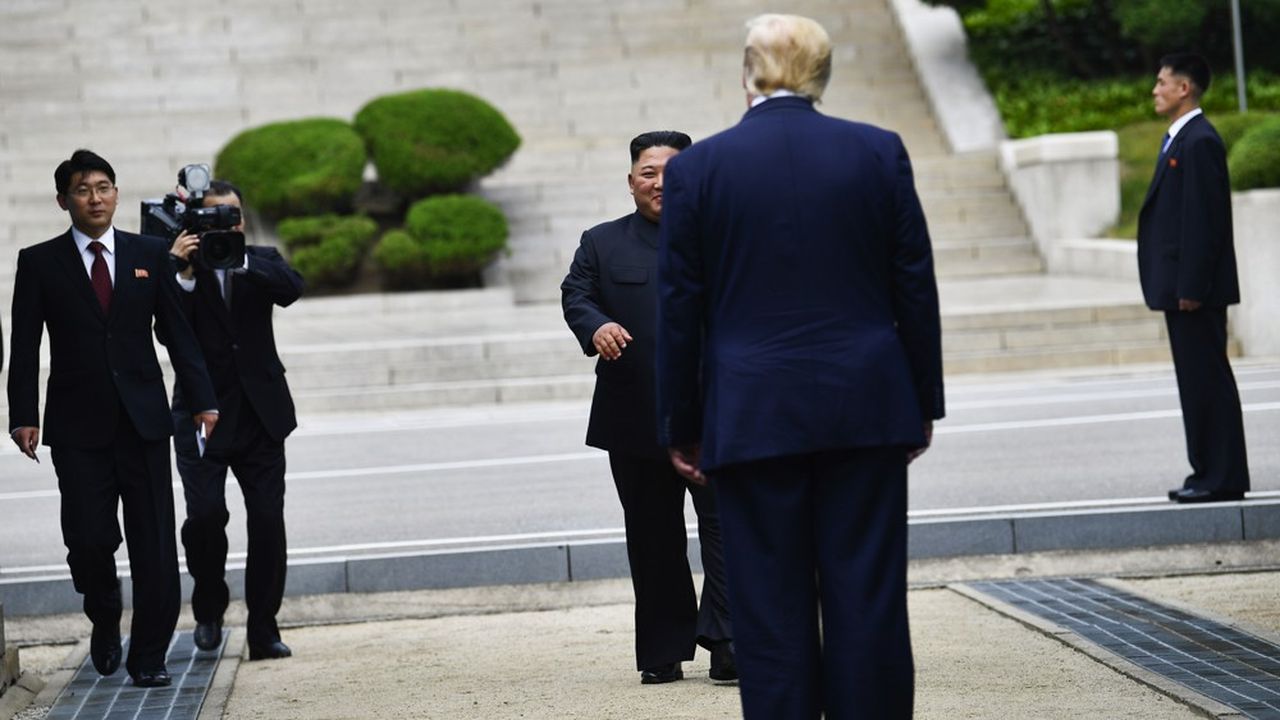 Le leader nord-coréen Kim Jong-un accueille Donal Trump à la frontière des deux Corée. Le président américain est le premier à fouler le sol nord-coréen.