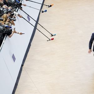 Le President Emmanuel Macron à son arrivée au Council européen, à Bruxelles, dimanche. (Photo by GEOFFROY VAN DER HASSELT/AFP)