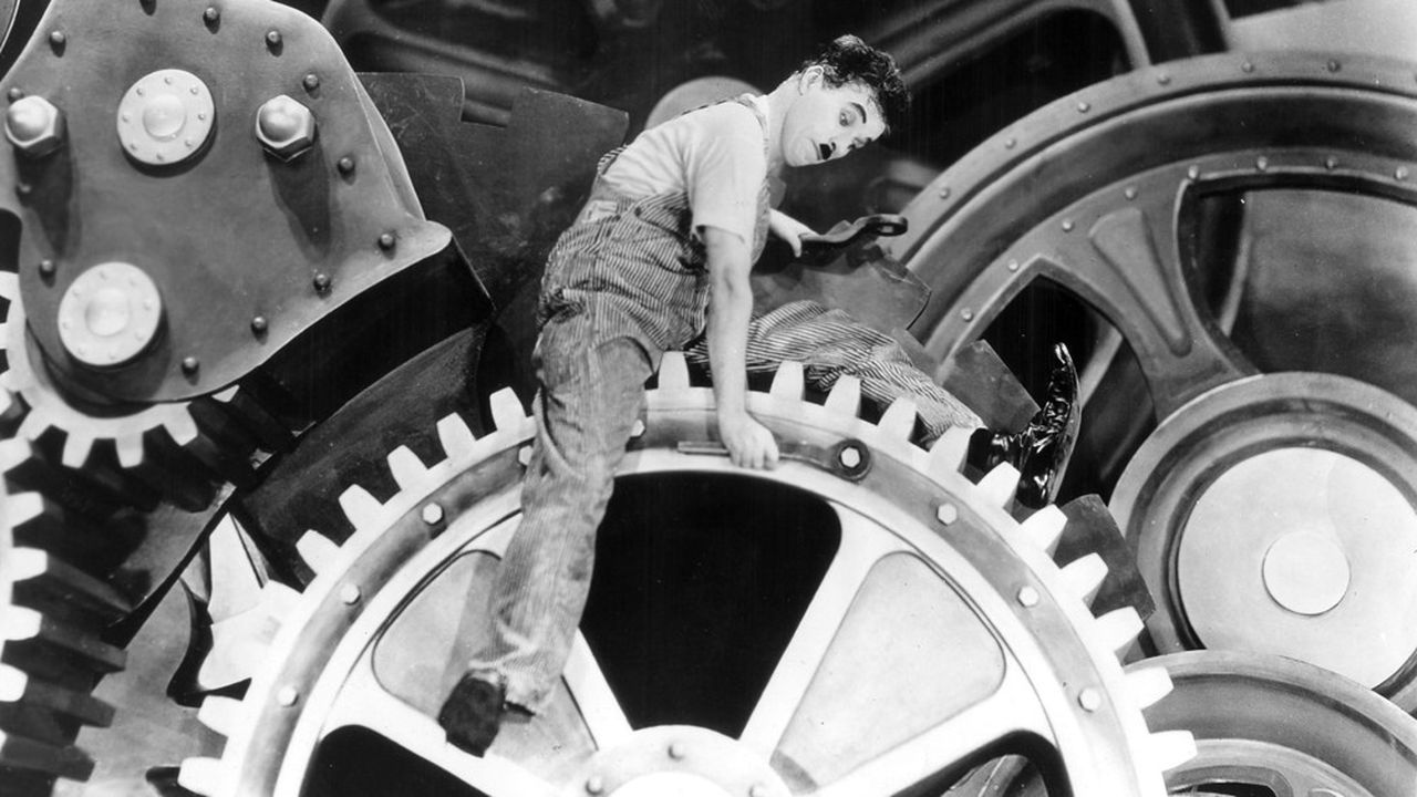Charlie Chaplin dans « Les Temps Modernes » .