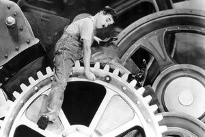 Charlie Chaplin dans « Les Temps Modernes » .