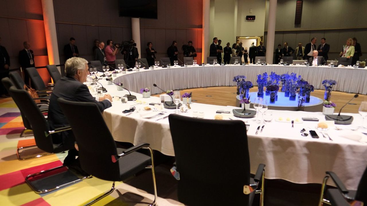 Tous deux partant, le président du Parlement européen Antonio Tajani et le président de la Commission européenne Jean-Claude Juncker attendent les chefs d'Etat des 28 pour le dîner du sommet.