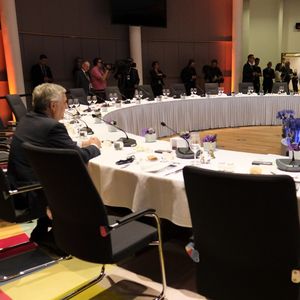Tous deux partant, le président du Parlement européen Antonio Tajani et le président de la Commission européenne Jean-Claude Juncker attendent les chefs d'Etat des 28 pour le dîner du sommet.