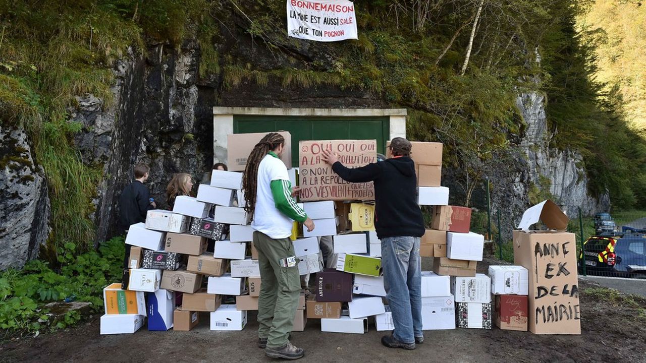 Des opposants au projet de réouverture de la mine de tungstène de Salau en Ariège en bloquent l'entrée en septembre 2017.
