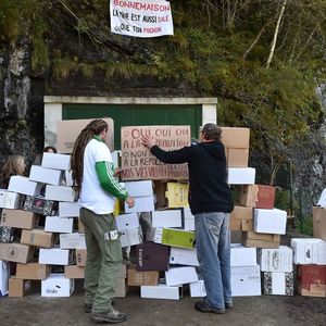 Des opposants au projet de réouverture de la mine de tungstène de Salau en Ariège en bloquent l'entrée en septembre 2017.
