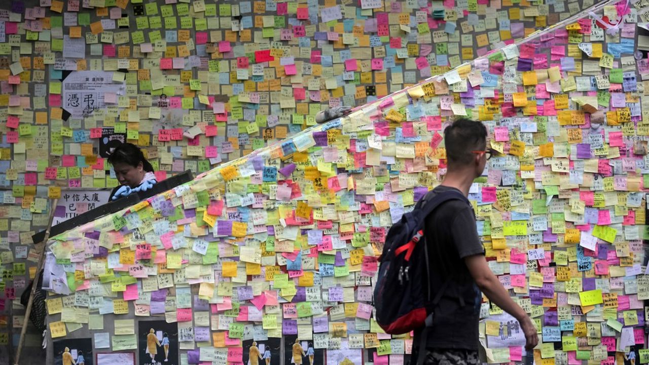 Au lendemain de l'irruption des manifestants dans le Parlement de Hong Kong, les murs du quartier général du gouvernement restaient couverts des notes des protestataires.
