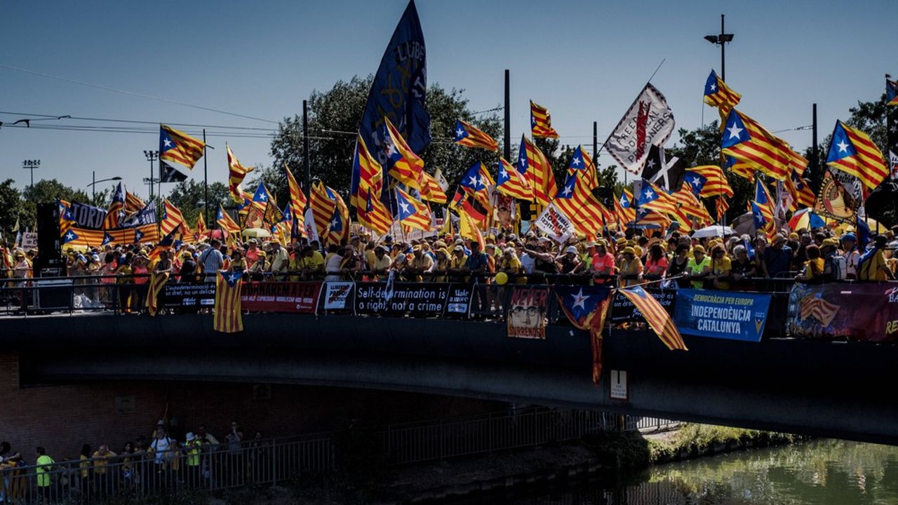 Des milliers de Catalans ont manifesté devant le siège du Parlement en soutien à trois élus indépendantistes empêchés de siéger par les autorités espagnoles.