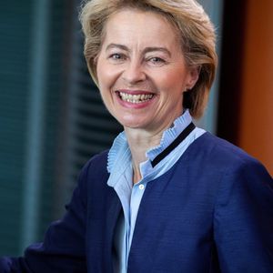 Ursula von der Leyen, qui a occupé plusieurs ministères dans des gouvernements de droite en Allemagne et dont le nom a été proposé par Emmanuel Macron, pourrait prendre la tête de la Commission européenne.