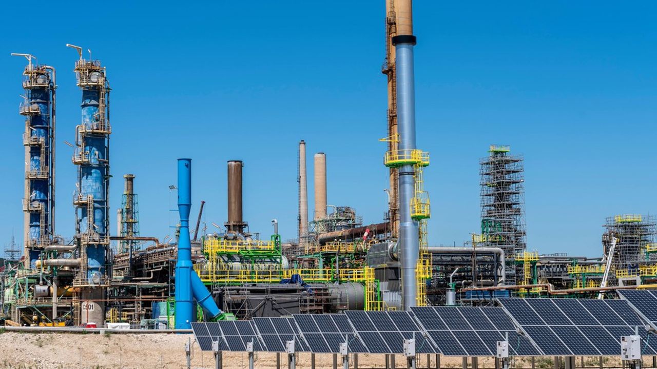 La raffinerie de La Mède, déficitaire, a été reconvertie vers des métiers d'avenir : ferme solaire, centre de formation, production d'additifs et, surtout, une bioraffinerie d'une capacité de 500.000 tonnes par an.