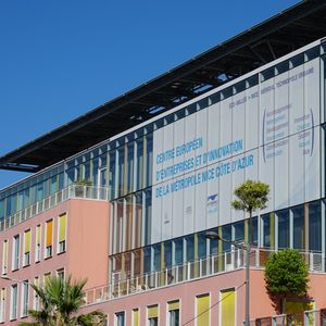 Le Centre européen d'entreprises et d'innovation, pépinière et hôtel d'entreprises, est installé dans l'une des ZAC d'Eco-Vallée, Nice Méridia depuis 2013.