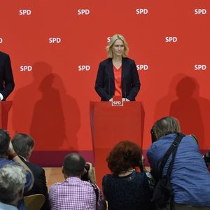 L'opposition du SPD, dont la présidence est assurée par les ministres présidentes de Rhénanie-Palatinat et de Mecklembourg-Poméranie, Malu Dreyer et Manuela Schwesig, avec Thorsten Schäfer-Gümbel, ex-tête de liste du SPD en Hesse, explique qu'Angela Merkel se soit abstenu mardi lors de la nomination d'Ursula von der Leyen par les chefs d'Etat européens. (Photo John MACDOUGALL/AFP)