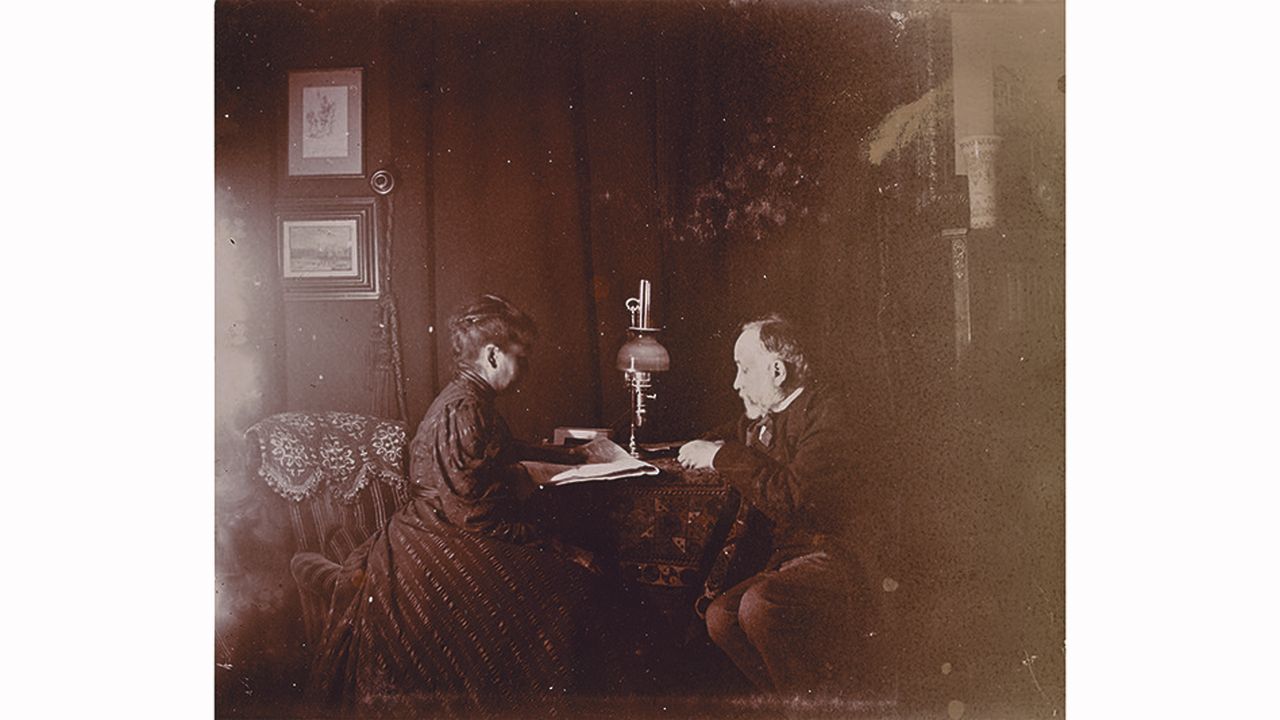 photo d'Edgar Degas issue de l'album de Ludovic Halevy. « Louise Halevy faisant la lecture à Edgar Degas ». Estimation des six albums Halevy: 400 000 euros.