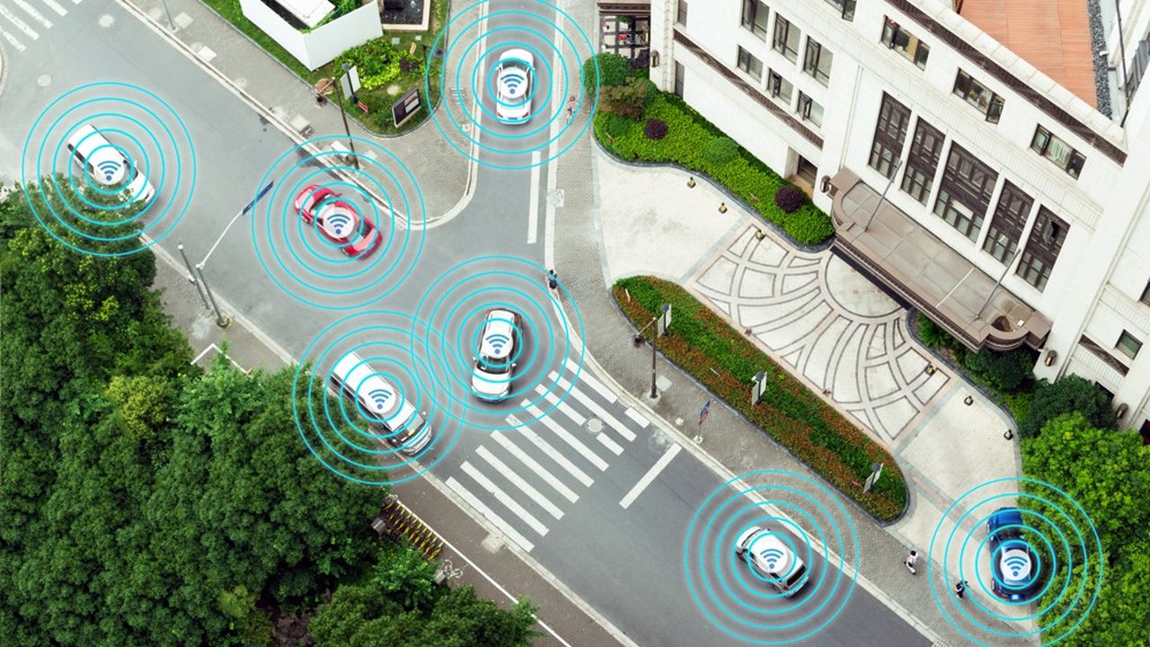Plus chère que le wi-fi, la 5G est jugée plus sûre pour permettre aux véhicules connectés de communiquer entre eux ou avec leur environnement.