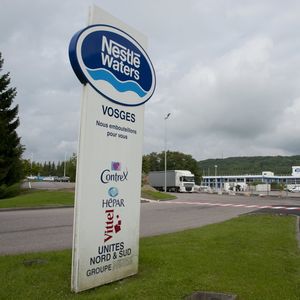 Le propriétaire des usines d'embouteillage à Vittel et Contrexéville (Vosges) a présenté aux salariés un plan de réorganisation des sites qui prévoit notamment une centaine de départs non remplacés sur 1.000 d'ici à 2022.